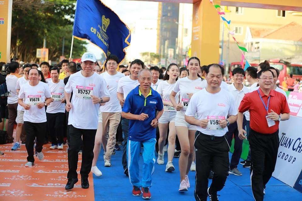 Hoa hau Tieu Vy rang ngoi tren duong chay giai Tien Phong Marathon anh 1