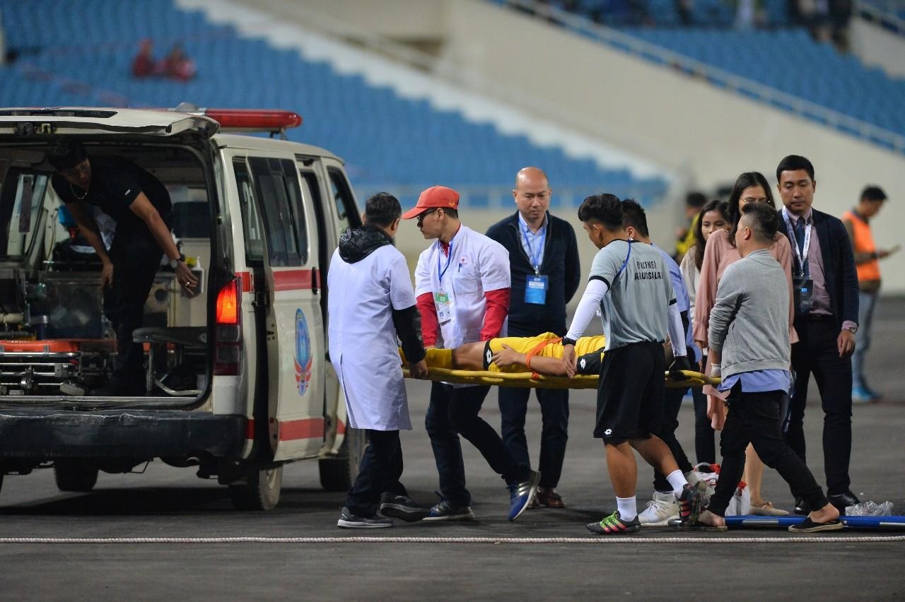 Cau thu U23 Brunei nhap vien khan cap do chan thuong nang hinh anh