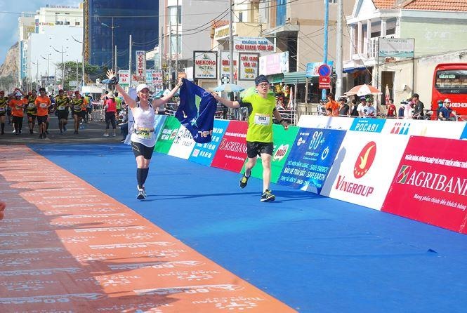 Hoa hau Tieu Vy rang ngoi tren duong chay giai Tien Phong Marathon anh 10