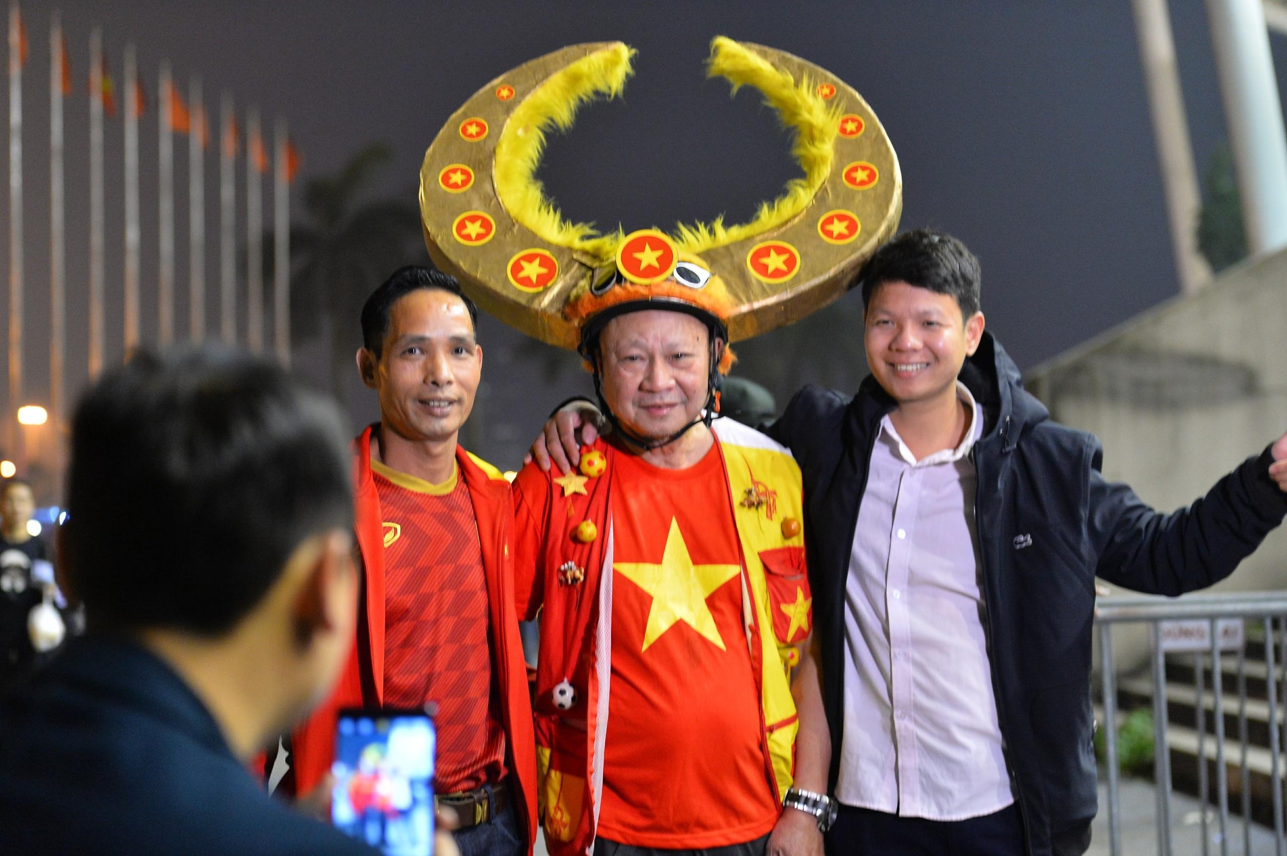 CĐV tới sân cổ vũ u23 Việt Nam vs Thái Lan ảnh 3 CDV toi san co vu u23 Viet Nam vs Thai Lan anh 3