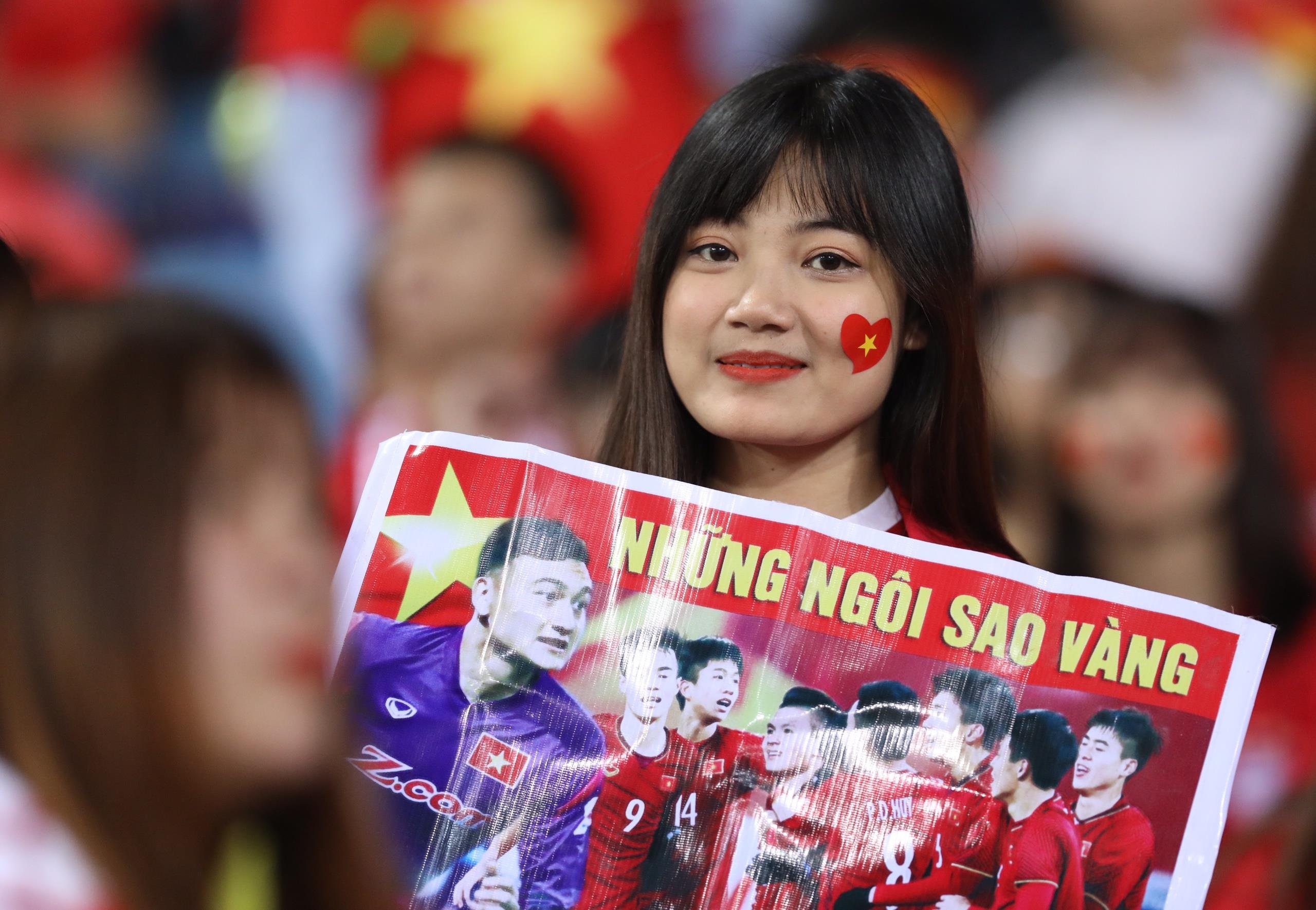 Co dong vien tap nap den san co vu U23 Viet Nam truoc Thai Lan hinh anh