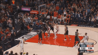 Pha nhay len ghi diem dan den gay chan cua cau thu tai NBA hinh anh