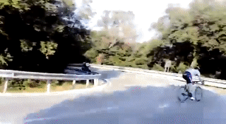 Khan gia cuoi dua khi nhin thay tay dua xe dap gap nan hinh anh