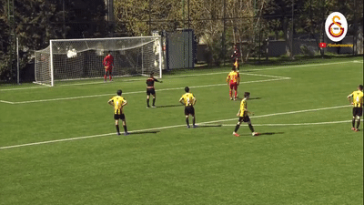 Cau thu nhi da hong phat den de phan doi quyet dinh cua trong tai hinh anh