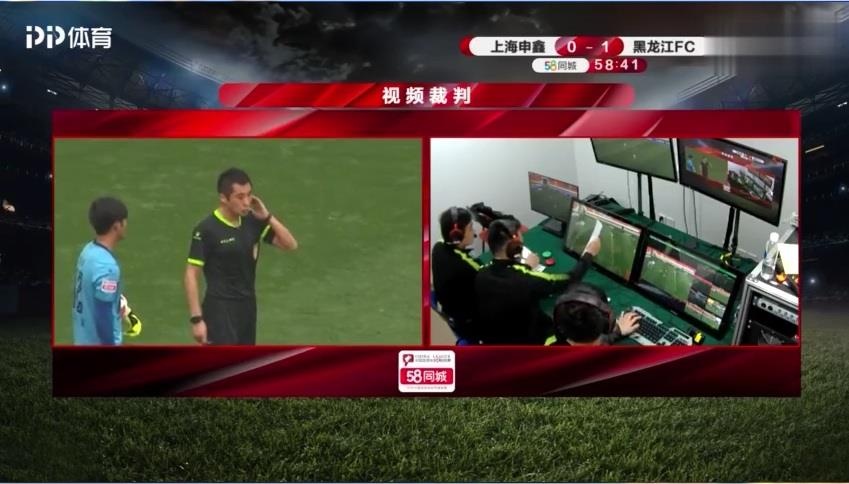 Trong tai VAR Trung Quoc dung giay A4 xac dinh viet vi anh 2