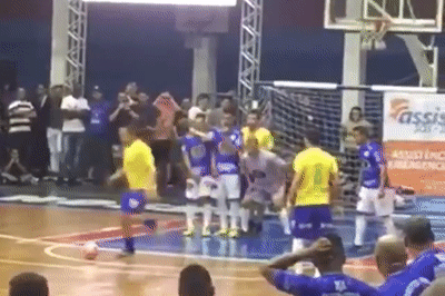 Pha xoay nguoi lop bong dang cap cua sieu sao futsal Falcao o tuoi 41 hinh anh