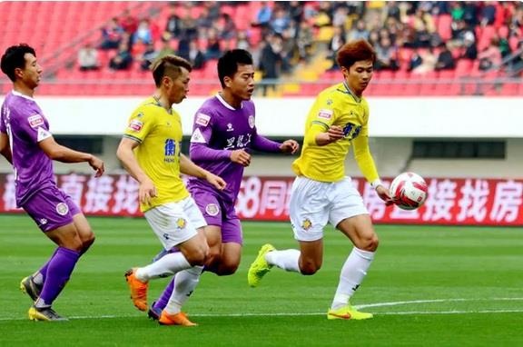 Trong tai VAR Trung Quoc dung giay A4 xac dinh viet vi anh 1