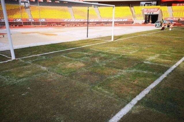 mặt sân xấu tại giải bóng đá Trung Quốc ảnh 1 mat san xau tai giai bong da Trung Quoc anh 1