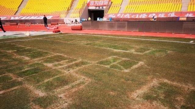 Tran dau tai giai Trung Quoc bi hoan vi mat san tham hoa hinh anh