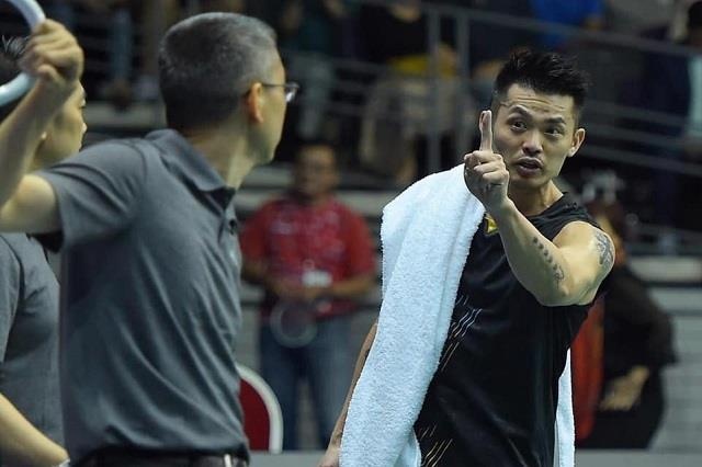 Huyen thoai cau long Lin Dan bo cuoc sau khi mau thuan voi trong tai hinh anh