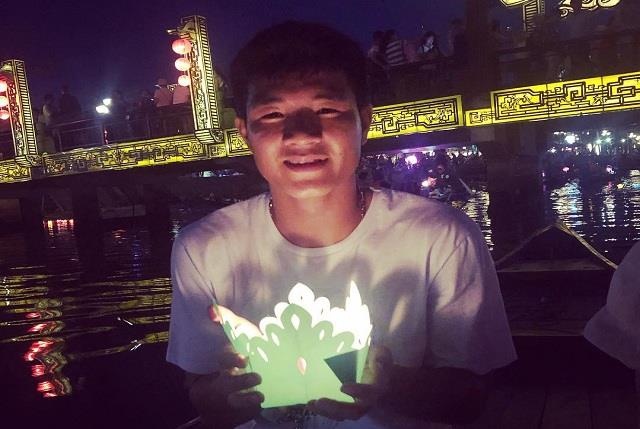 Duc Chinh tha den hoa dang tai Hoi An hinh anh