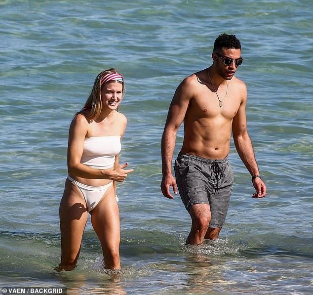 Eugenie Bouchard khoe dáng trên bãi biển cùng người lạ ảnh 1 Eugenie Bouchard khoe dang tren bai bien cung nguoi la anh 1