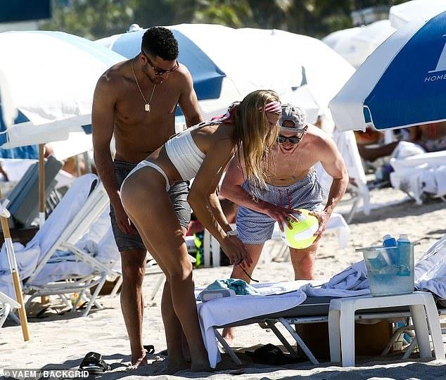 Eugenie Bouchard khoe dáng trên bãi biển cùng người lạ ảnh 3 Eugenie Bouchard khoe dang tren bai bien cung nguoi la anh 3