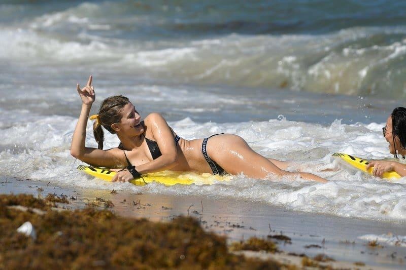 Eugenie Bouchard khoe dáng trên bãi biển cùng người lạ ảnh 7 Eugenie Bouchard khoe dang tren bai bien cung nguoi la anh 7