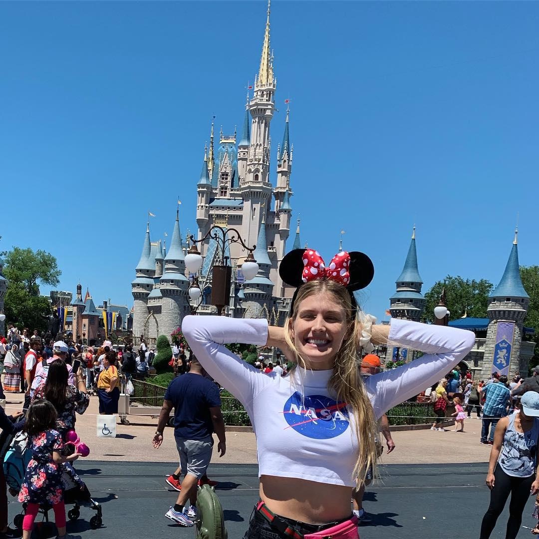 Eugenie Bouchard khoe dáng trên bãi biển cùng người lạ ảnh 8 Eugenie Bouchard khoe dang tren bai bien cung nguoi la anh 8