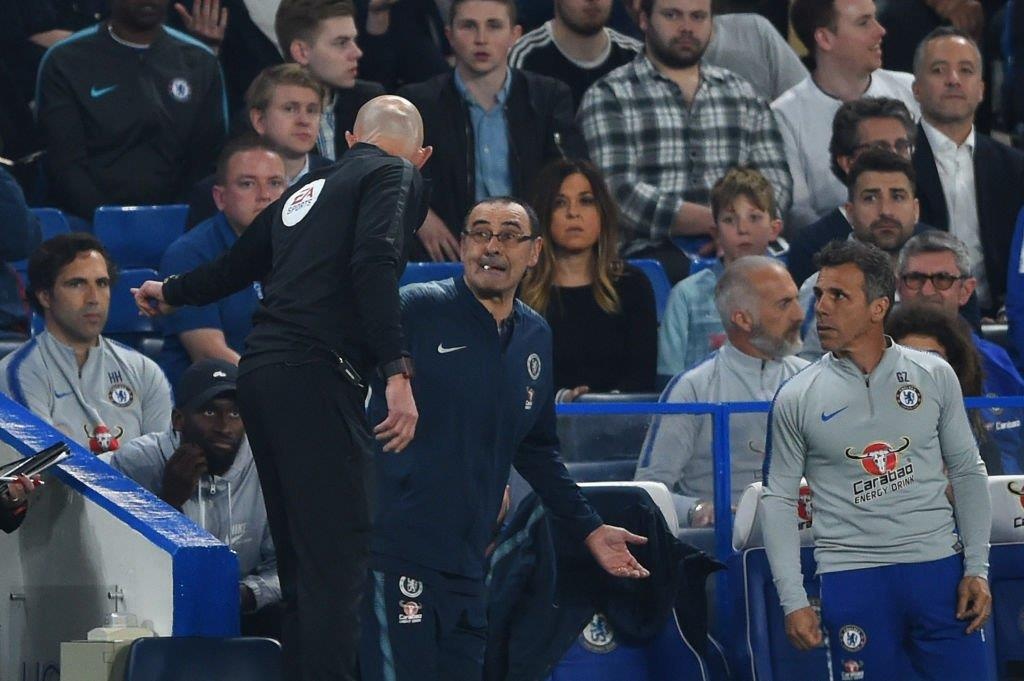 HLV Sarri bị xử phạt vì thái độ không chuẩn ảnh 1 HLV Sarri bi xu phat vi thai do khong chuan anh 1