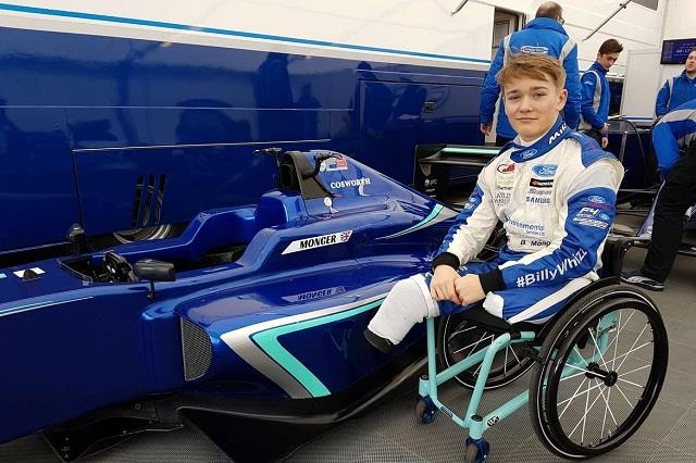 Tay dua cut 2 chan tien gan hon toi uoc mo du F1 hinh anh