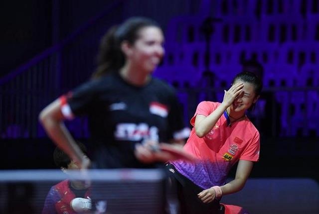 Tay vot so mot the gioi do mat vi quen mac vay luc khoi dong hinh anh