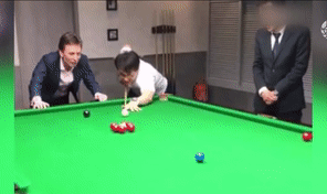 Thanh Long phan khich khi danh billiards vao lo hinh anh