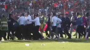 Trong tai bi hanh hung tai Cup Lien doan chau Phi hinh anh