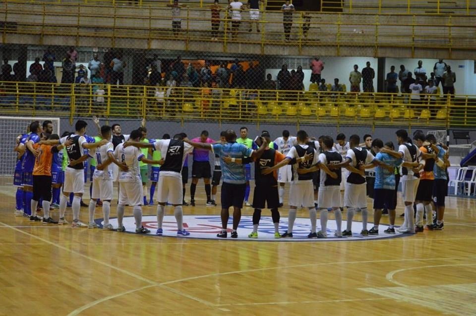 Trong tai futsal dot tu tren san anh 1