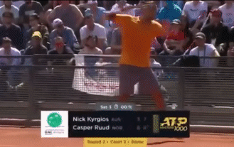 Kyrgios dap vot, nem ghe phan doi quyet dinh cua trong tai hinh anh