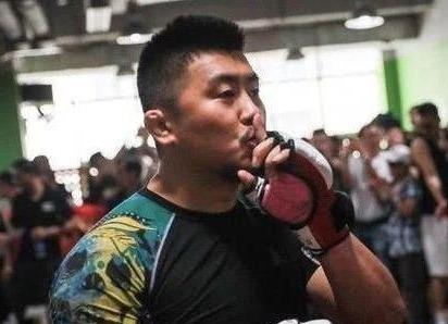 Fan Trung Quoc gui tam thu cau xin Tu Hieu Dong cuu vo co truyen hinh anh