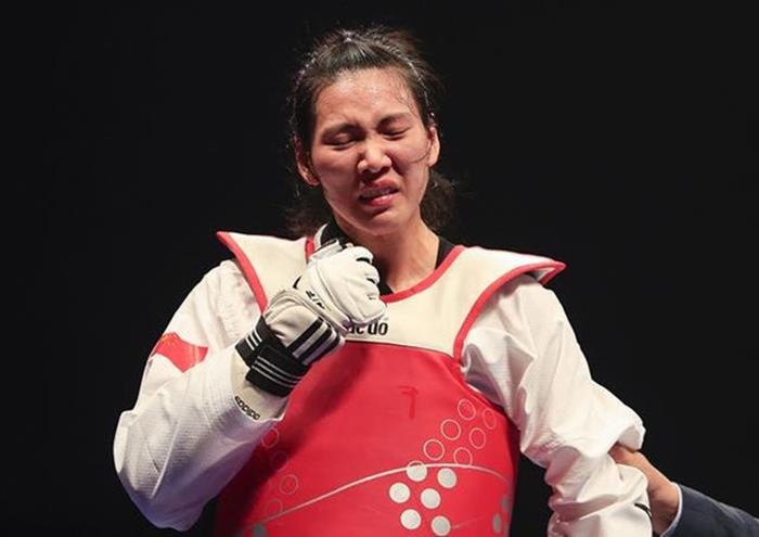 Vo si Trung Quoc bi chi trich vi khoc tren buc trao giai hinh anh