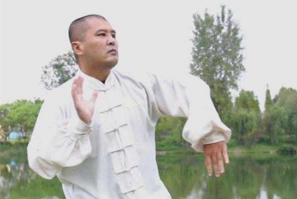 Cao thu Nguy Loi huong dan cach ne don va nhan ket dang hinh anh