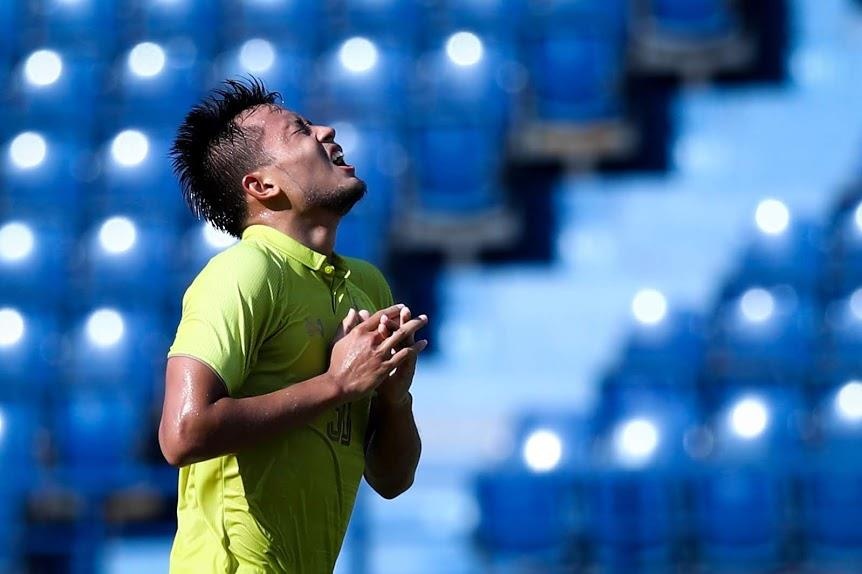 That bai toan dien, cau thu Thai Lan cui mat roi King's Cup hinh anh