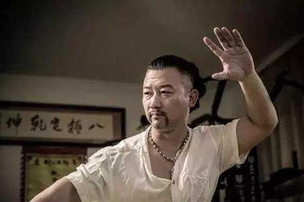 Cao thu Bat Cuc muon danh bai Tu Hieu Dong hinh anh