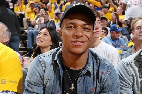 Mbappe rang ngoi trong ngay chung kien Toronto di vao lich su NBA hinh anh