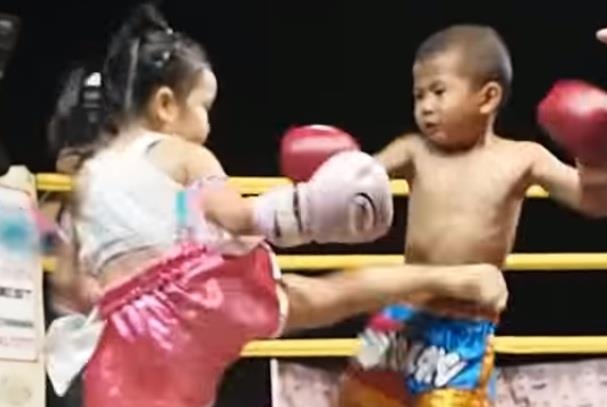 Nu vo si nhi Muay Thai khien nhieu doi thu nam khiep so hinh anh