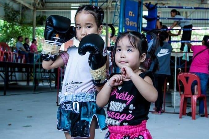 Hai chi em Muay Thai da bai nhieu doi thu nam hinh anh