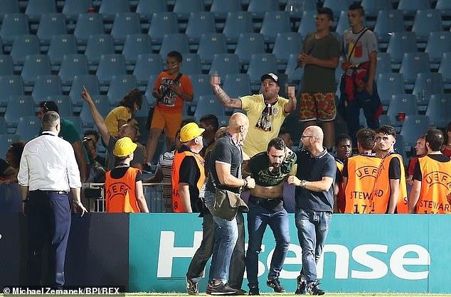 bạo loạn tại u21 châu Âu ảnh 5 bao loan tai u21 chau Au anh 5