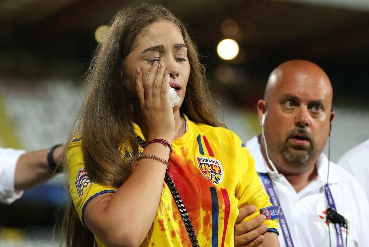 Fan nu do mau trong canh hon loan tai giai U21 chau Au hinh anh