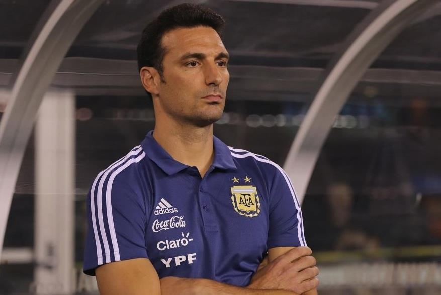 HLV tuyen Argentina len tieng truoc tin don bi sa thai hinh anh