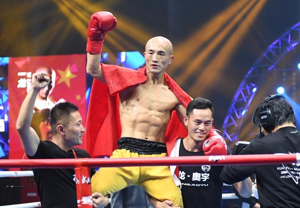 'De nhat Thieu Lam' bat ngo chan thuong, huy keo dau vo si cao 1,95 m hinh anh