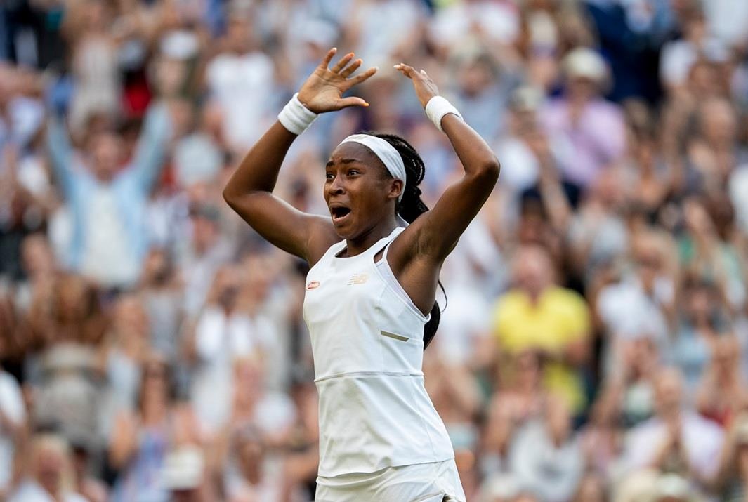 Man loi nguoc dong an tuong cua tay vot 15 tuoi tai vong 3 Wimbledon hinh anh