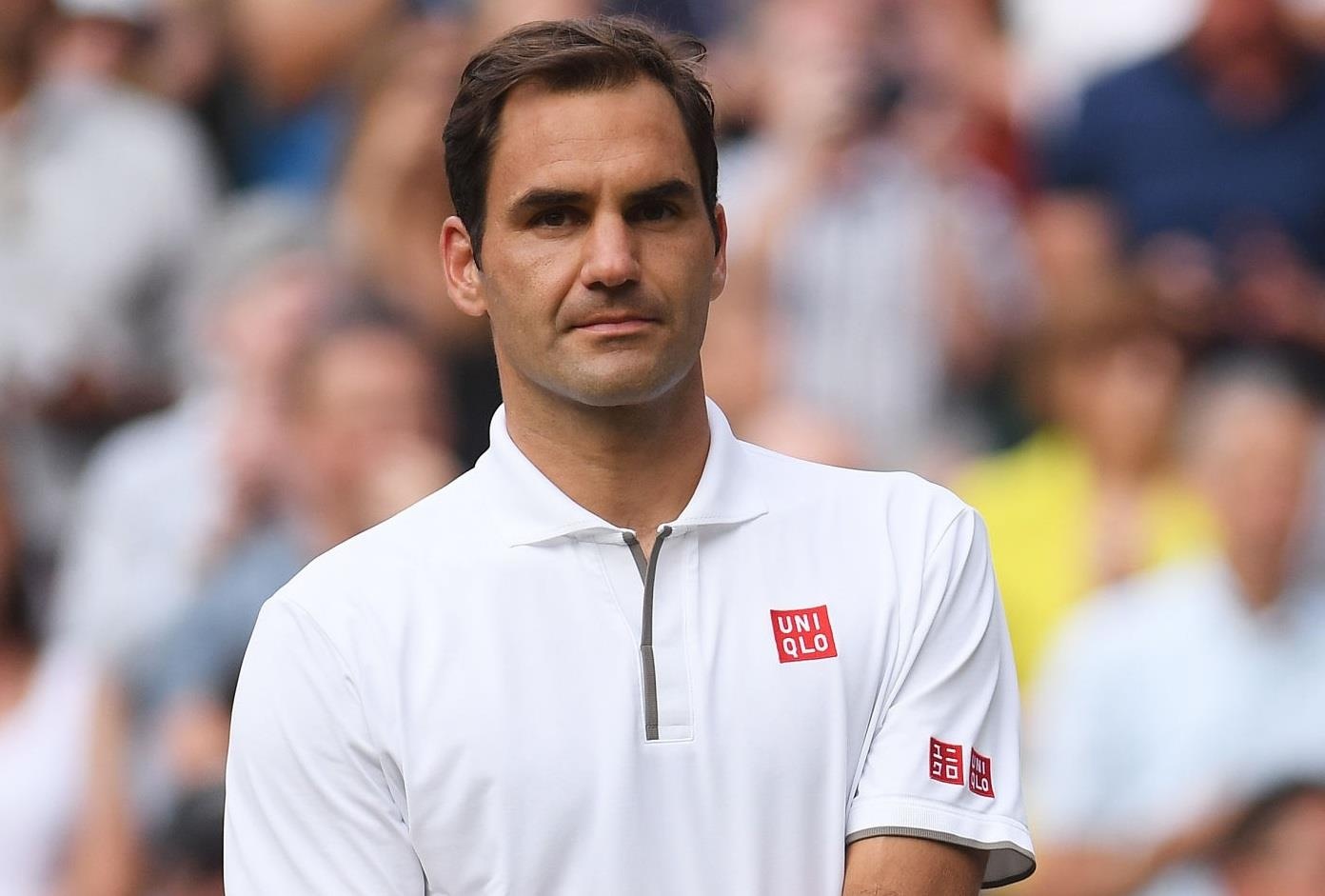 Federer than tho nhin Djokovic nang cup tai Wimbledon hinh anh