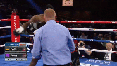 Vo si hang nang tung cu dam khien doi thu lao khoi san dau hinh anh