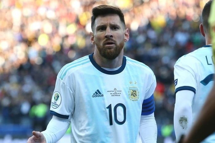 Messi bi phat 1.500 USD vi va mieng tai Copa America hinh anh