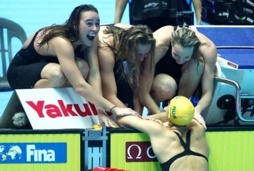 Doi nu Australia vo oa khi pha ky luc the gioi ton tai 10 nam hinh anh