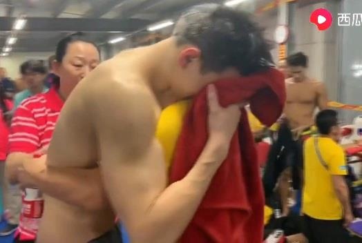 Sun Yang om thay oa khoc vi ap luc bi tay chay hinh anh