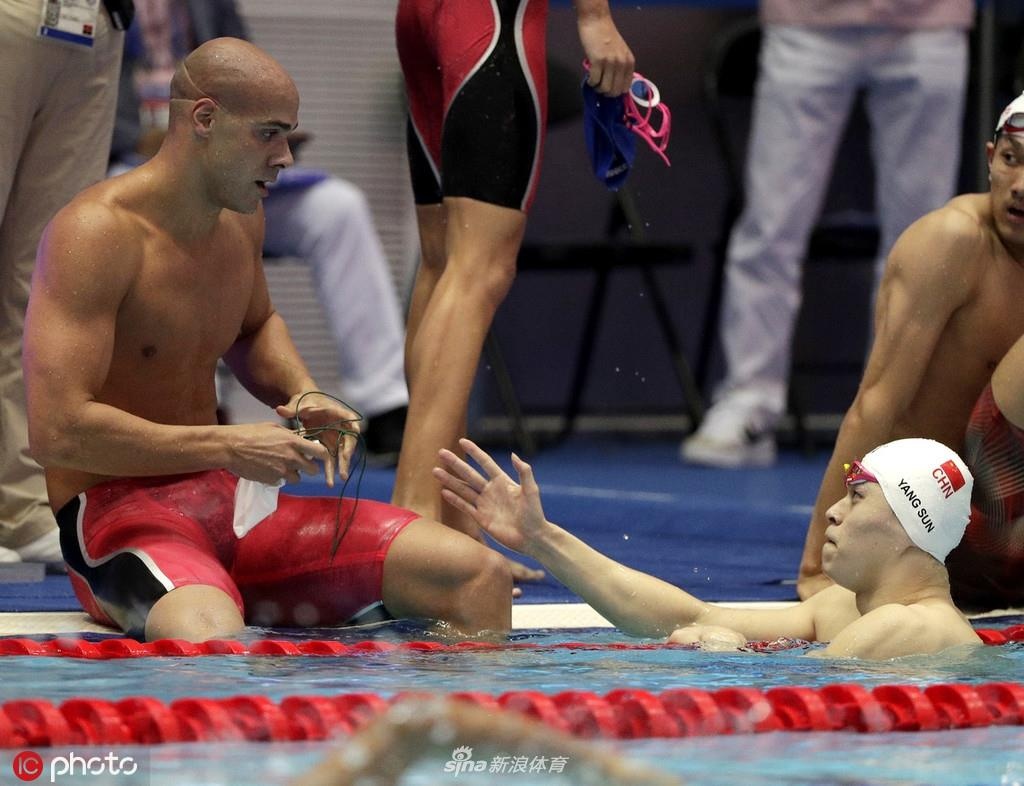 Sun Yang bi tu choi bat tay anh 1