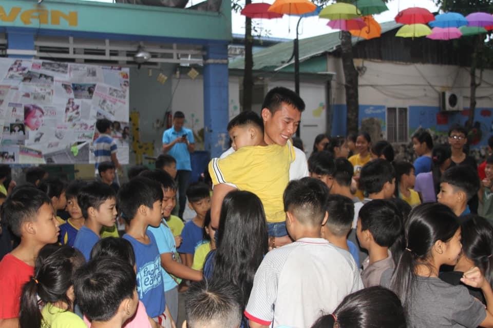 Thu mon Bui Tien Dung cham soc tre anh 2