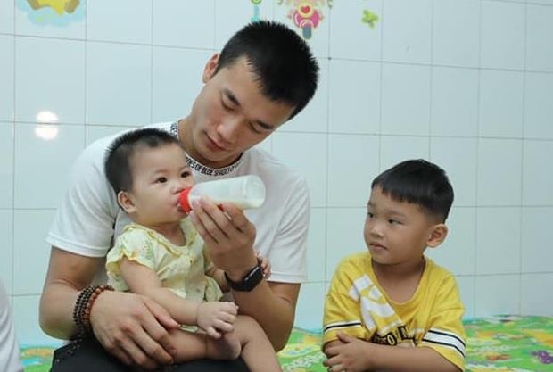 Thu mon Bui Tien Dung cham soc tre em gap hoan canh kho khan hinh anh