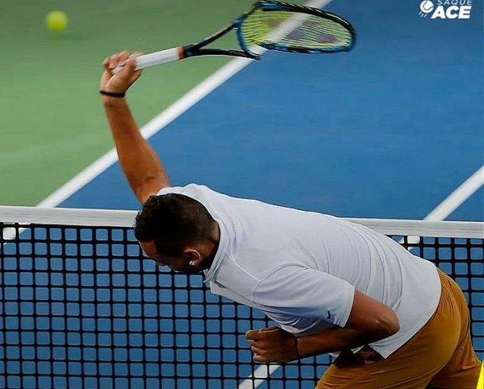 Kyrgios nem chai nuoc vao ghe trong tai anh 1