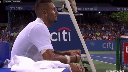 Nick Kyrgios noi nong, nem chai nuoc vao ghe trong tai hinh anh
