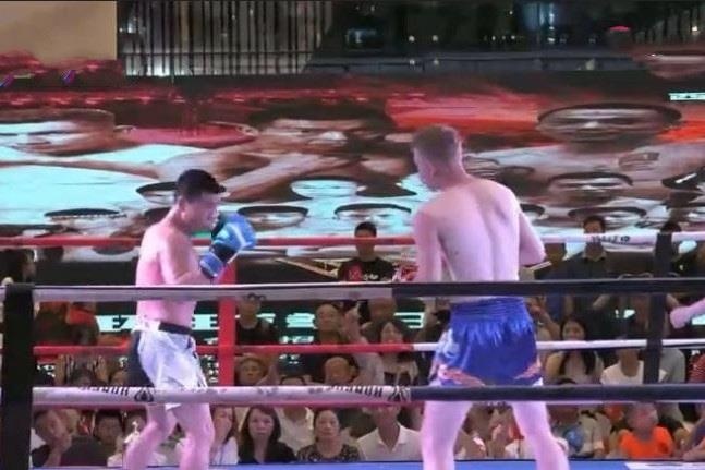 Vo su 52 tuoi bi dan mang Trung Quoc to mua giai hinh anh